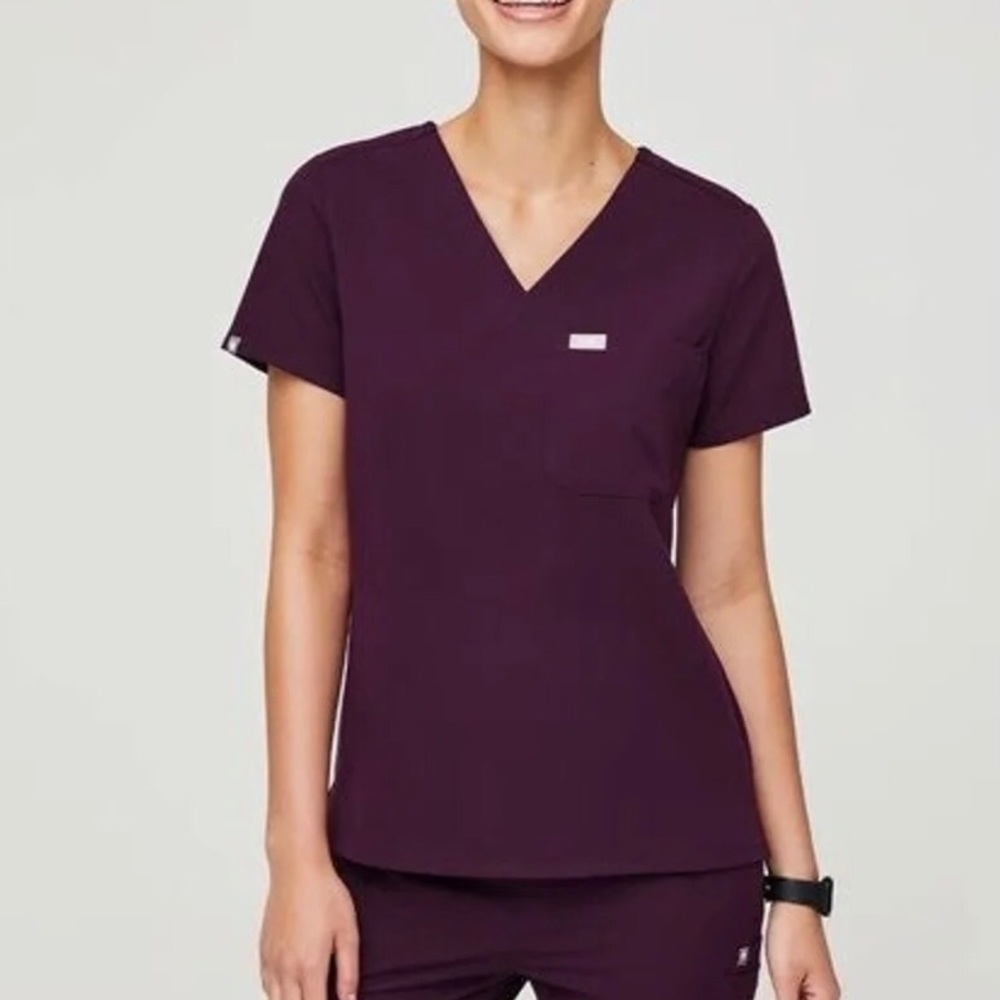 Figs petite deep purple scrub set